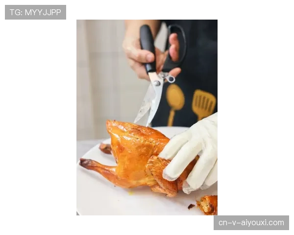 拉菲尼亚训练完回家路上还在啃鸡胸肉，这人是不是对“下班”有什么误解